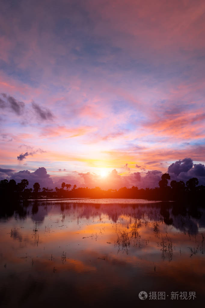 与颜色云在湖上的夕阳的天空
