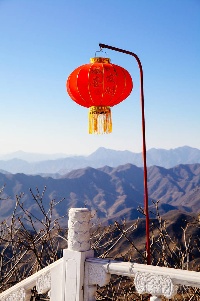 中国新年灯笼杆上挂在蓝蓝的天空和山