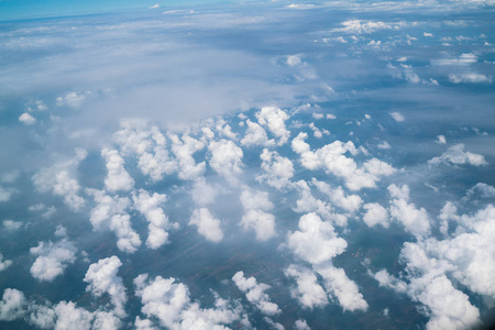 天空和云彩从飞机