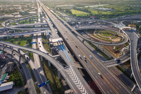 从空中看繁忙的公路交界处