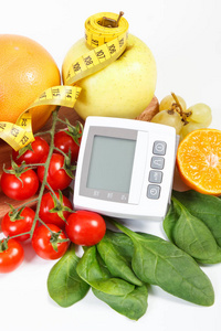 血压计 水果与蔬菜和厘米，健康的生活方式