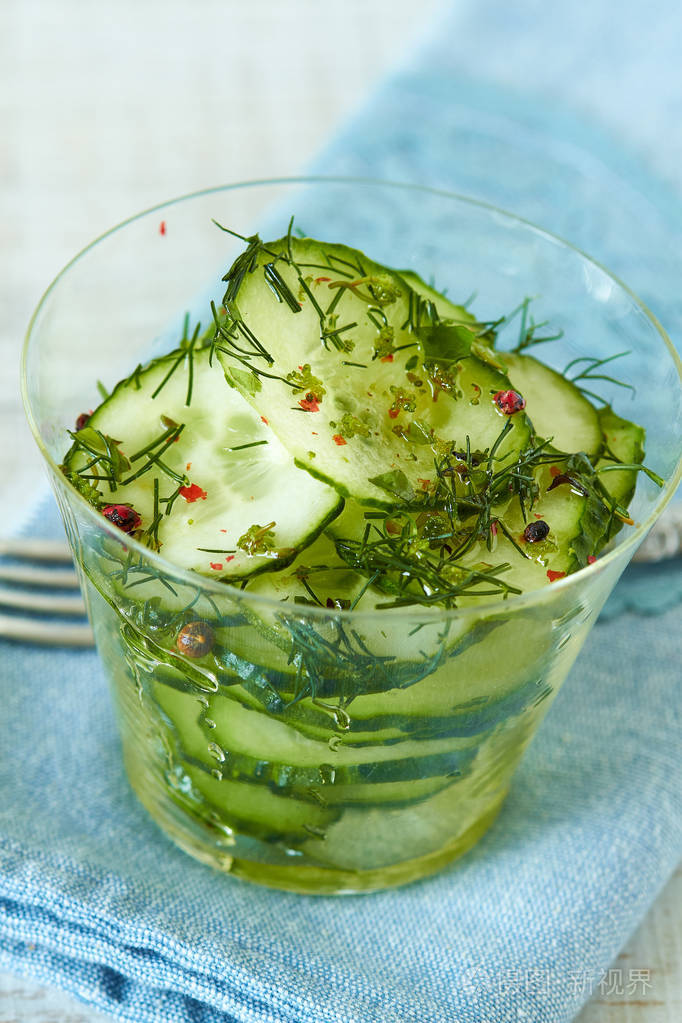 新鲜的春黄瓜沙拉