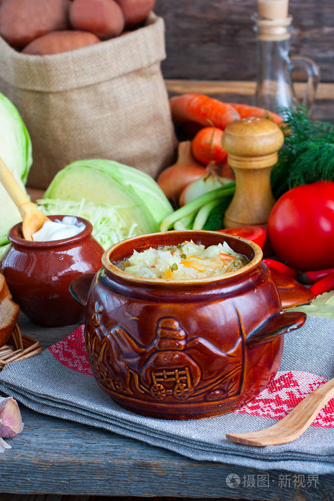 白菜汤煲煮汤, 选择性焦点成分的背景上