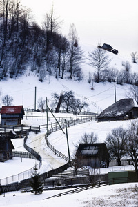 在罗马尼亚一个山村里冬季景观