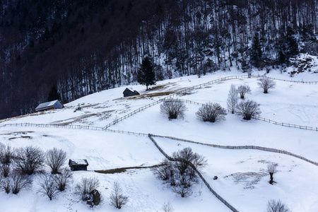 在罗马尼亚一个山村里冬季景观