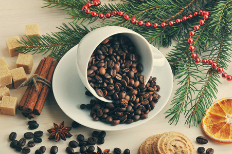 咖啡豆倒入杯子从苏圣诞节背景