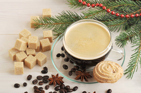 咖啡杯与圣诞节背景上的饼干