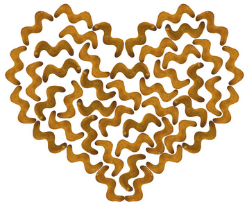 饼干饼干在曲折中轮廓的孤立的心的形状