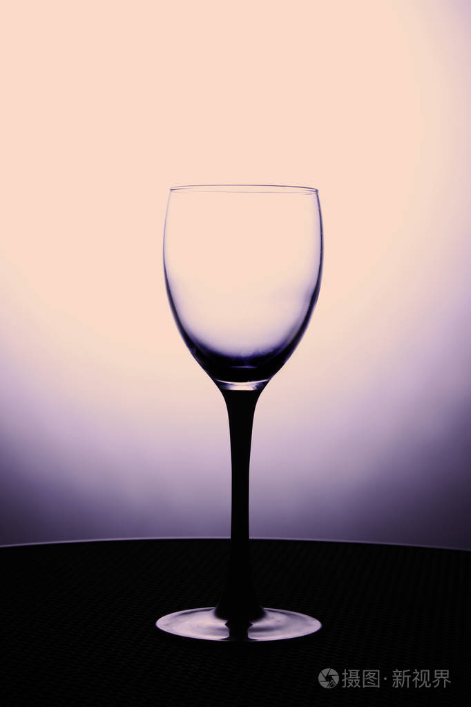 在黑色的架子上的空酒杯照片-正版商用图片0x3j7e-摄图新视界