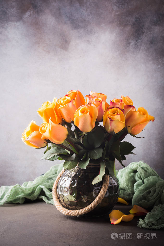 美丽的黄玫瑰插在花瓶里