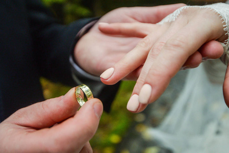 男生结婚是戒指戴哪个手指(男生结婚戒指戴在哪个手指上)