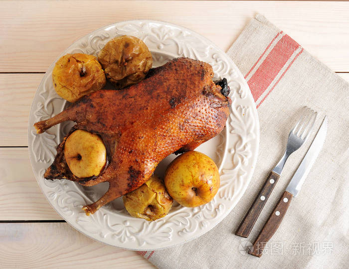 烤鸭与板上的苹果