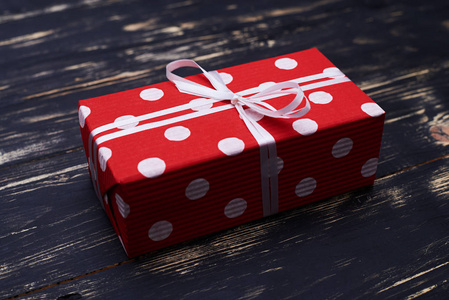 红色和白色的礼品盒绑蝴蝶结照片