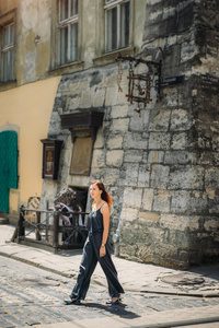 在历史的利沃夫大街行走的旅游女人