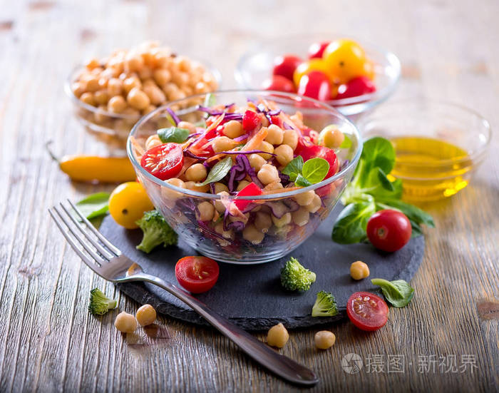 健康的自制鹰嘴豆和蔬菜沙拉,饮食,素食主义者 v照片-正版商用图片0x3