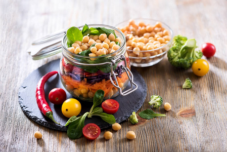 健康的自制鹰嘴豆和蔬菜沙拉，在罐子里，饮食，素食小吃