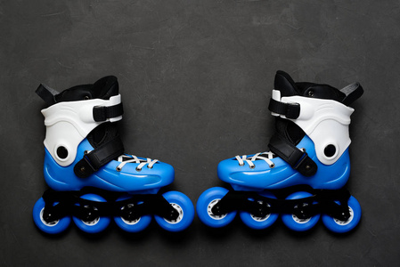 蓝色溜冰鞋黑粉笔板背景
