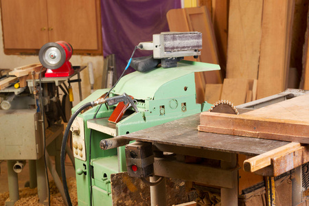 木匠工具与木屑木制的桌子上。圆锯片。木匠工作场所顶视图