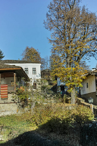 建筑和历史的秋天景色的 Bozhentsi 村庄，保加利亚储备