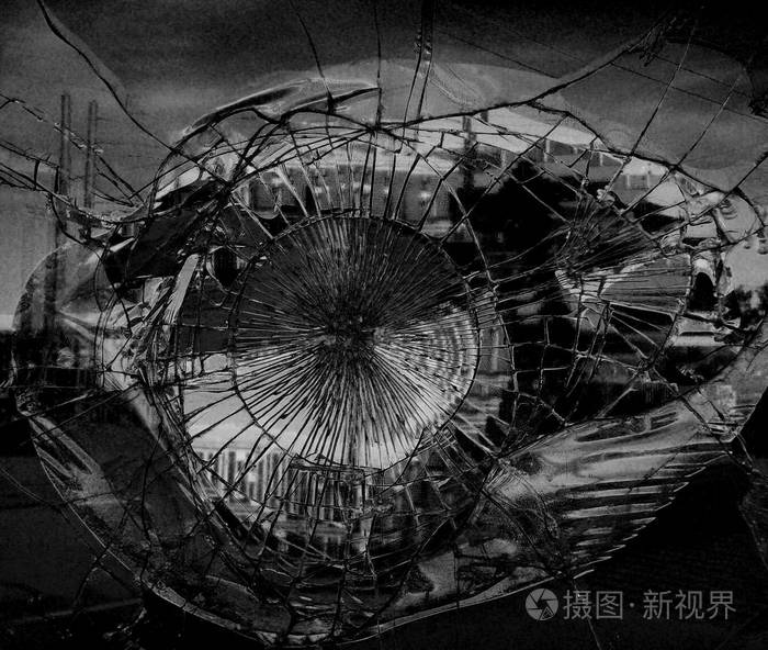 破碎的镜子在黑暗的颜色