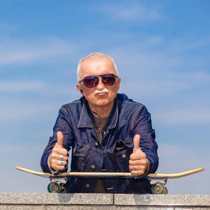 快乐的老男人出现大拇指照片-正版商用图片0x3pji-摄图新视界