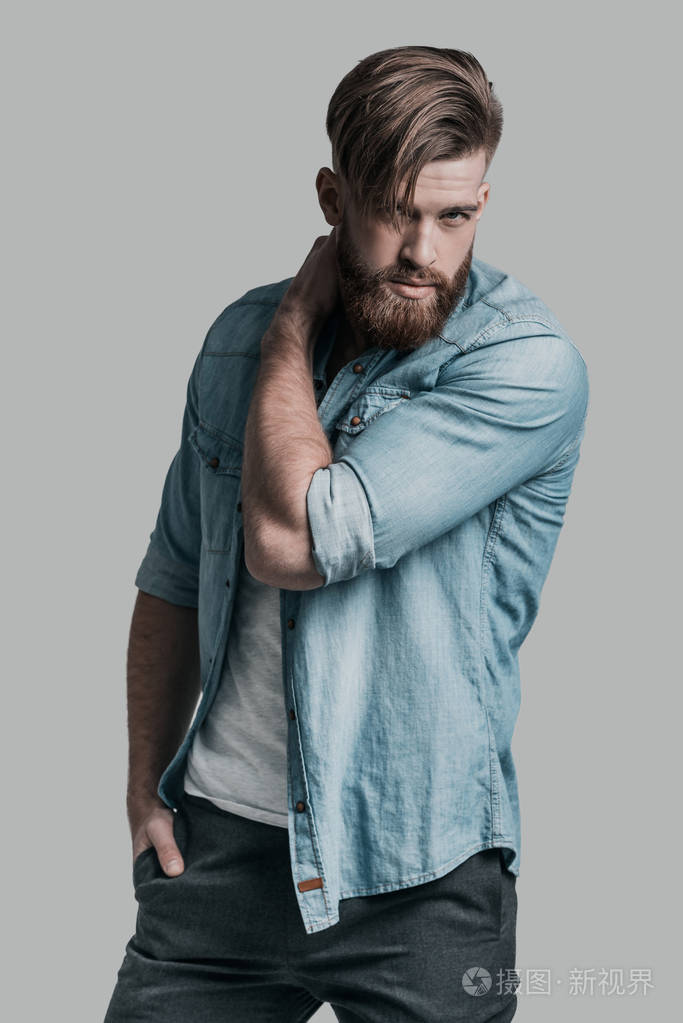 握着的手在脖子上的留胡子的人照片-正版商用图片0x3rvo-摄图新视界
