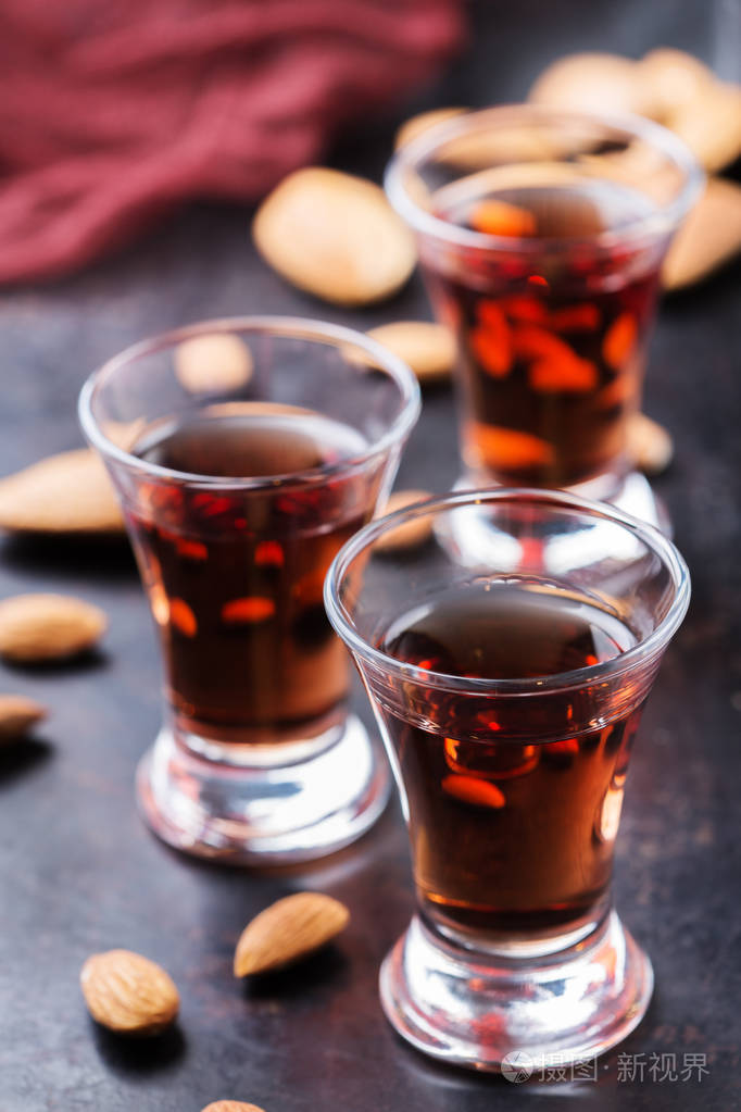 垃圾摇滚黑桌子上杏仁酒意大利苦杏酒