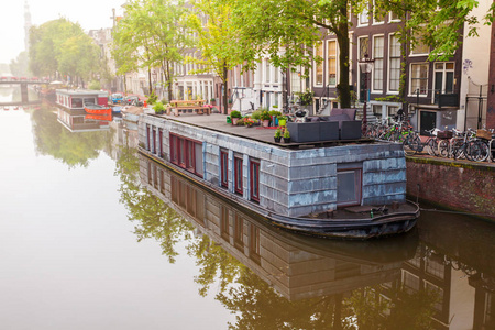 房屋和阿姆斯特丹运河上的船只
