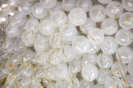 许多与金丝带天花板的白色气球图片