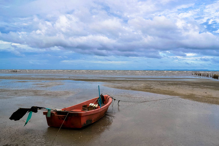 老渔夫船在海岸，泰国