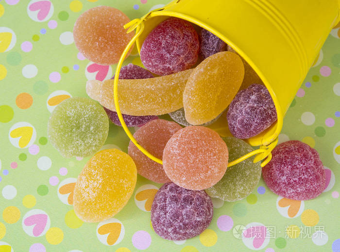 很多糖果在漂亮的盒子