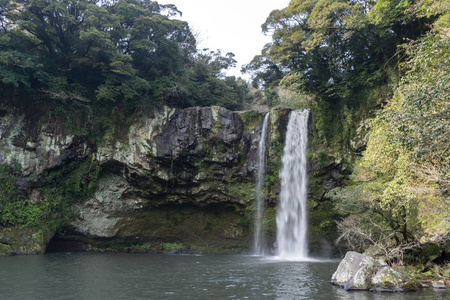 在济州岛天地渊瀑布