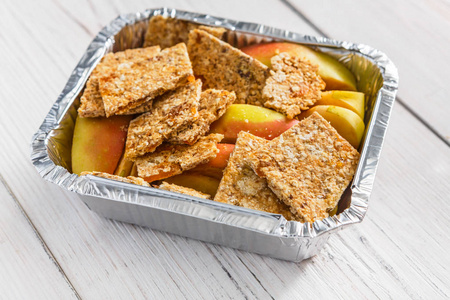 在金属盒，饮食概念的健康食品。苹果甜点心