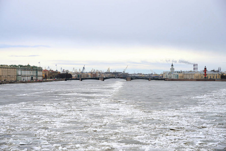 冻结在圣彼得堡涅瓦河的视图