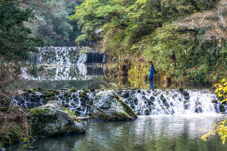 天地渊瀑布前流