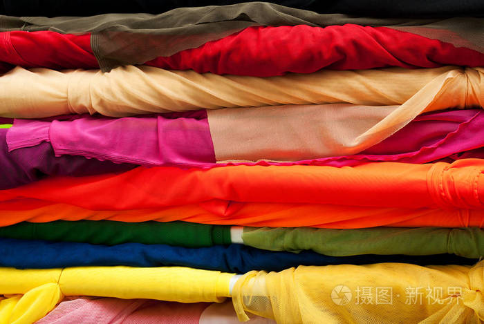 在市场上的各种颜色的布料