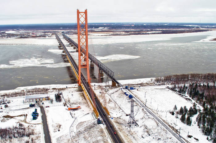 最长的斜拉索大桥河冰雪冬季西伯利亚春天