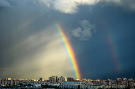 工业城市城市房屋天空彩虹雨，下雨