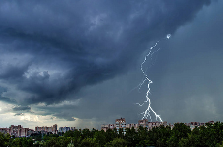 夏季雷雨在圣彼得斯堡市