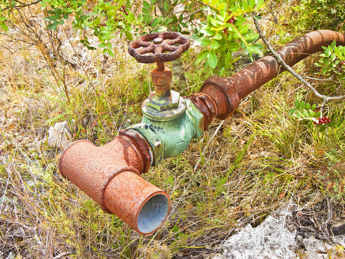 旧的生锈的液压阀的详细信息