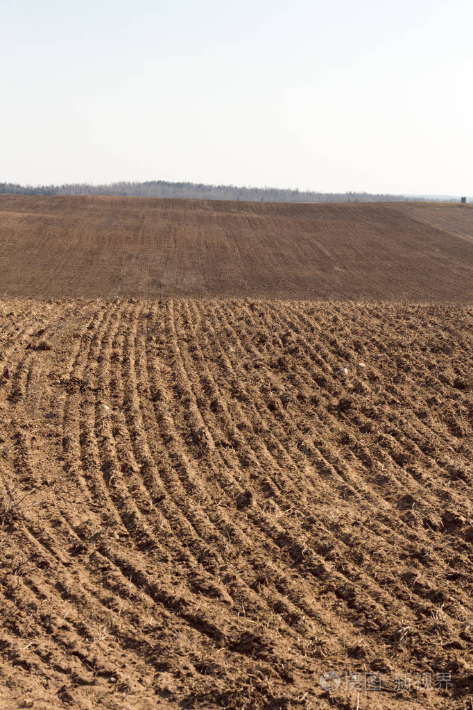 耕地的字段.犁过的农业耕地