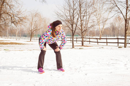 健身女人冬季活动