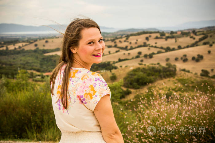 在日落时在马里意大利托斯卡纳地区的女孩