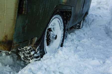汽车陷在雪中
