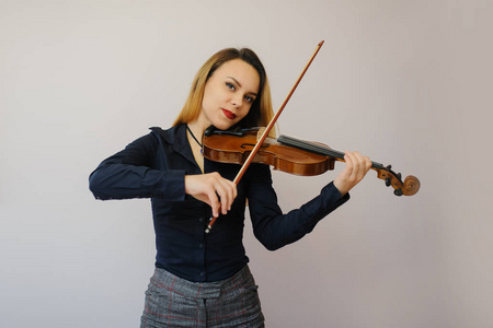 年轻女子用的小提琴
