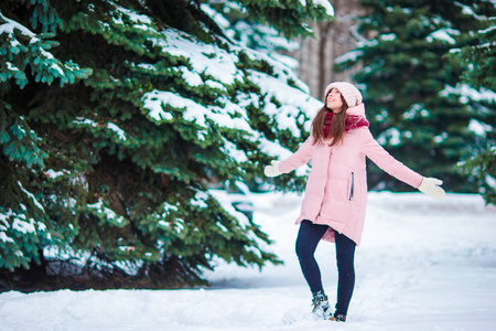 快乐的女孩享受维纳和雪天气户外美丽冷的天