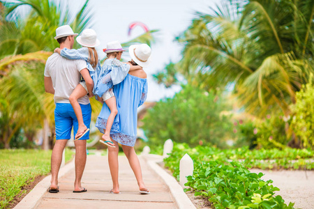 年轻的家庭度假。快乐的爸爸 妈妈和他们可爱的孩子们在他们的暑假海滩上玩乐