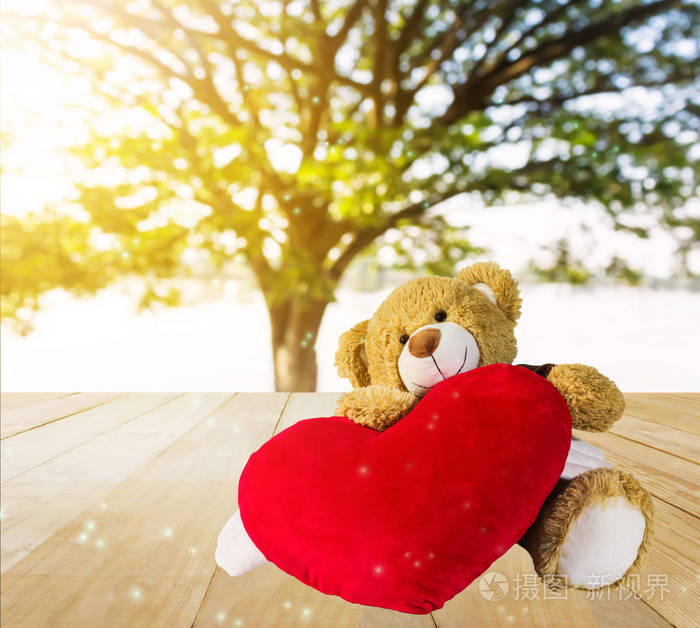可爱的熊娃娃坐著红色的心以爱幻想的本质背景佛
