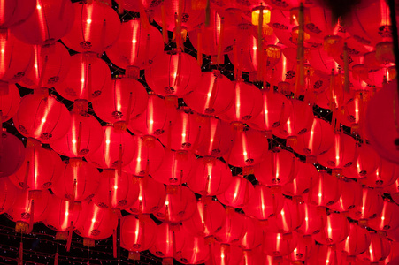 为新的一年，五颜六色的灯笼大红灯笼闪耀