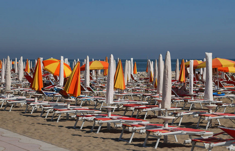 遮阳伞和躺椅在夏天的阳光海滩